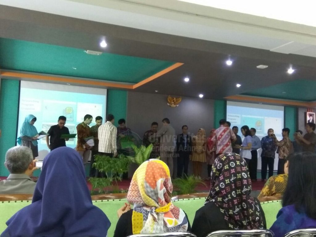 Penyerahan sertifikat akreditasi jurnal