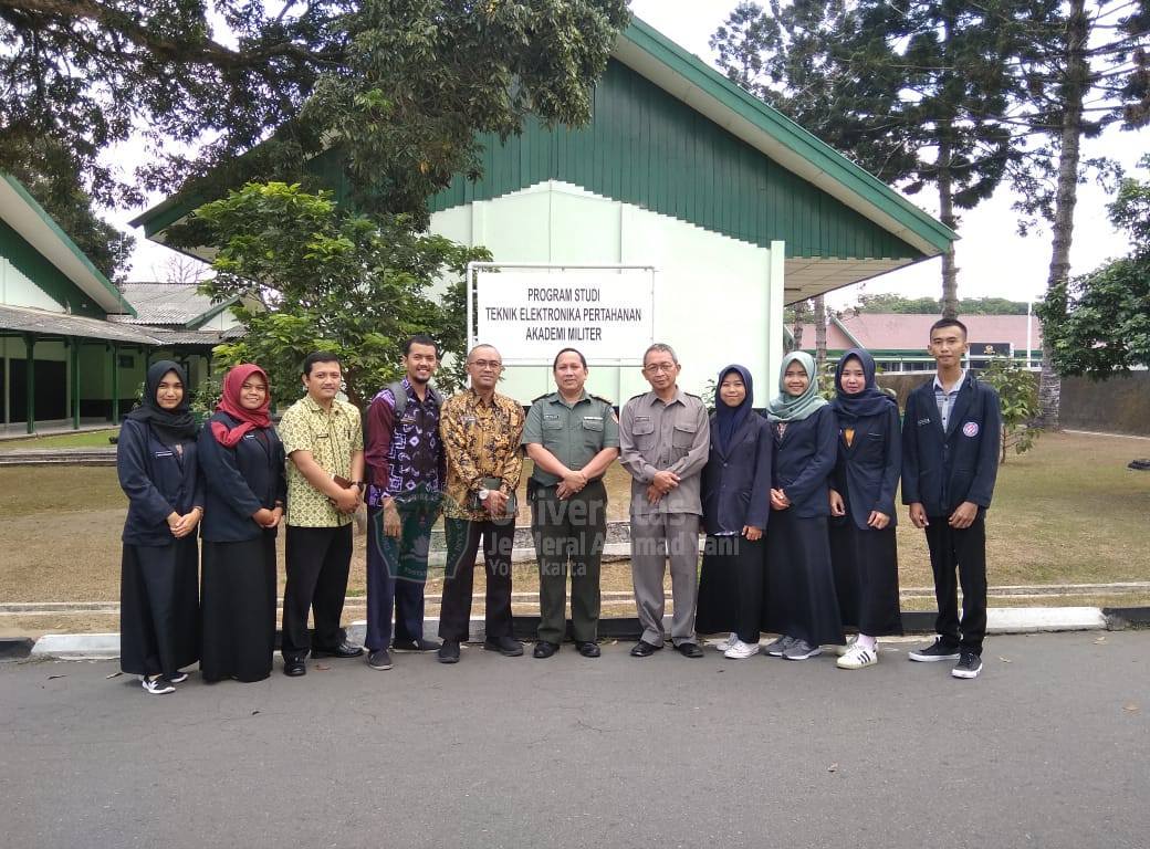 Dekan FTTI UNJANI Yogyakarta, staff, dan mahasiswa magang foto bersama guru militer MIPATEK AKMIL Magelang