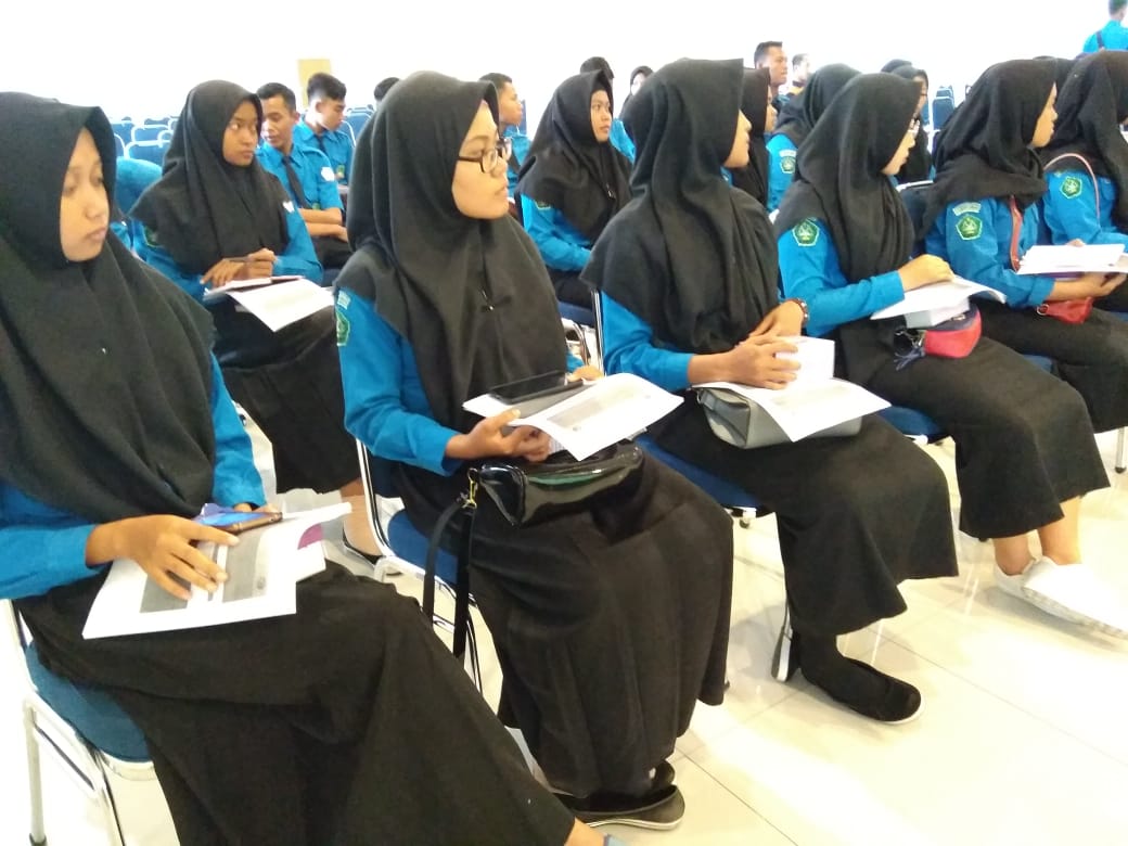 para siswa smk maarif NU 06 sekampung mendengarkan seminar oleh Arif Himawan