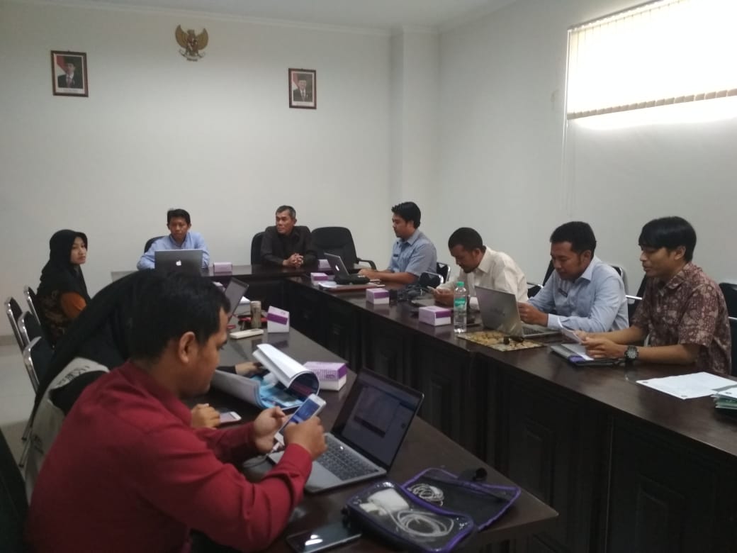 Para penerima hibah penelitian ristekdikti tahun 2018, reviewer (tengah) dan para pejabat LPPM