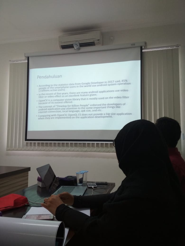 presentasi penerima hibah penelitian PKPT oleh Burhan Alfironi Muktamar dan Sari WIajyanti