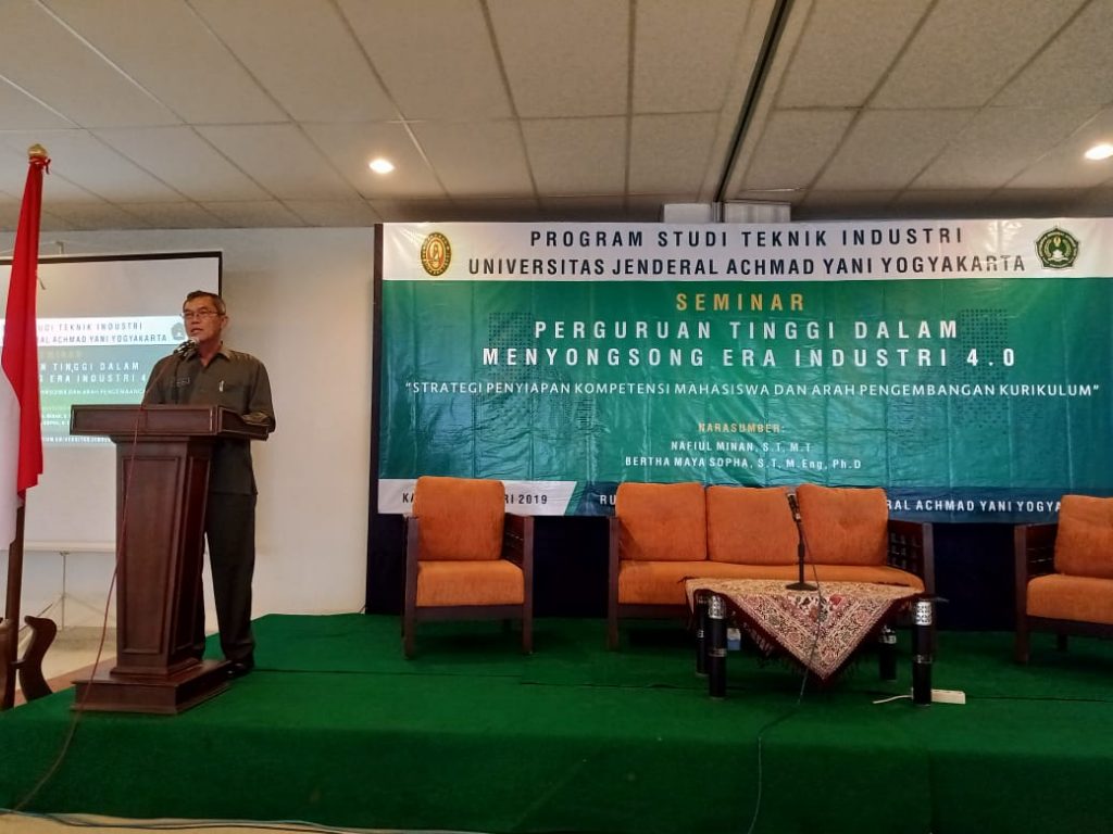 foto paparan rektor di kegiatan seminar industri 4-0