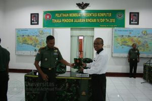 gambar pemberian piagam dari rindam iv kepada unjani yk