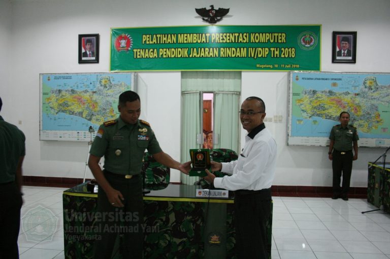 gambar pemberian piagam dari rindam iv kepada unjani yk