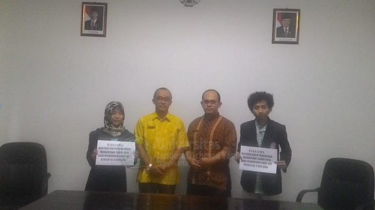 penyerahan beasiswa pendidikan bagi mahasiswa tahun 2018