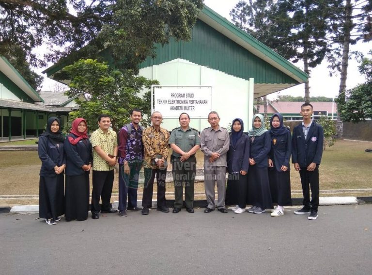 Dekan FTTI UNJANI Yogyakarta, staff, dan mahasiswa magang foto bersama guru militer MIPATEK AKMIL Magelang