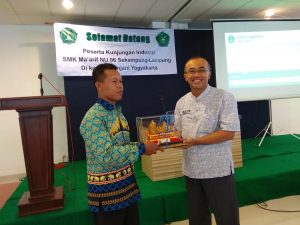 penyerahan kenang-kenangan dari SMK maarif NU 06 sekampung kepada dekan FTTI UNJANI Yogyakarta