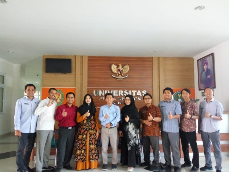 Foto bersama reviewer - penerima hibah FTTI - dan LPPM UNJANI Yogyakarta